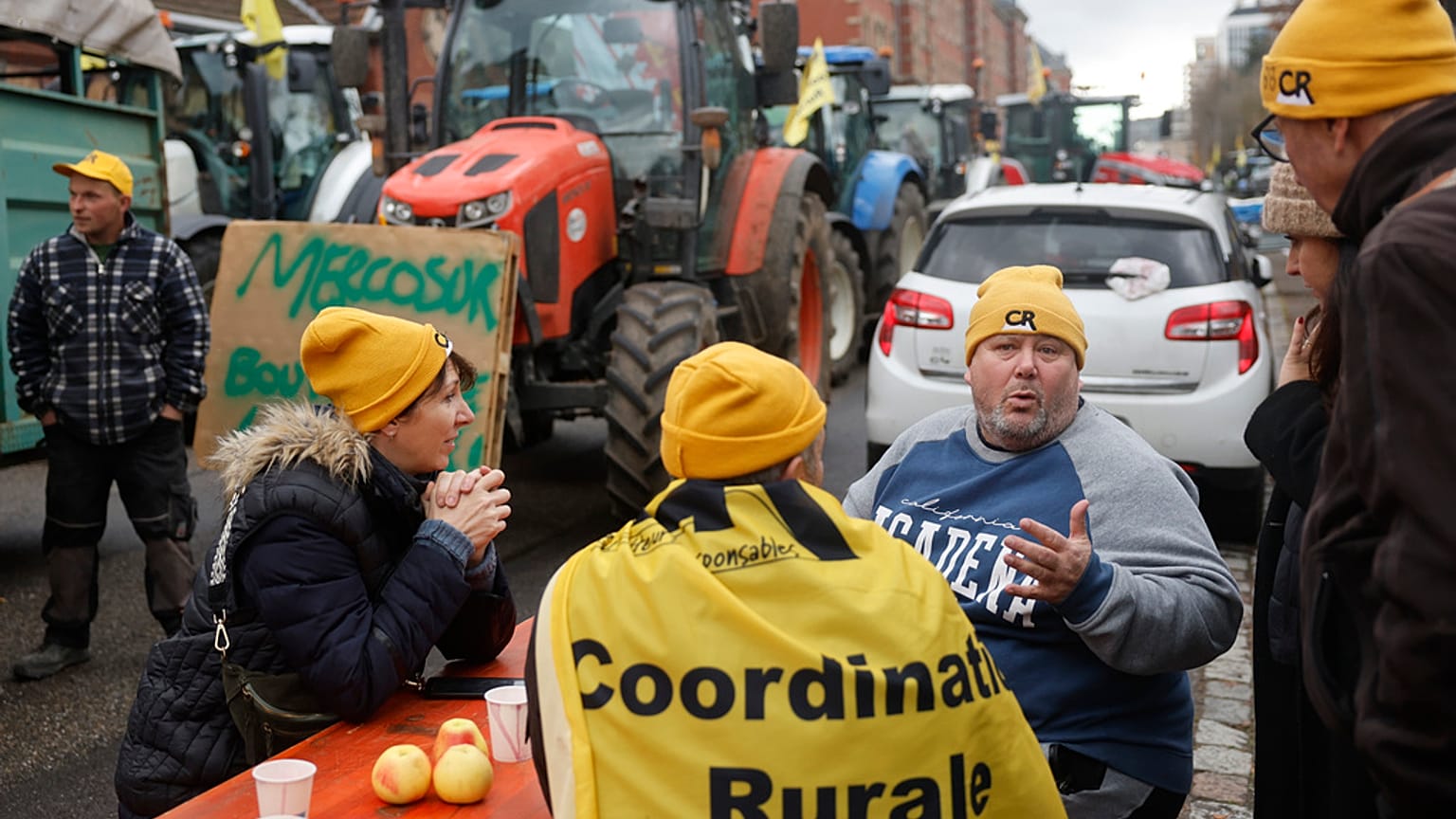 Protesta de agricultores franceses al acuerdo UE-Mercosur alcanzado por la Comisión Europea.