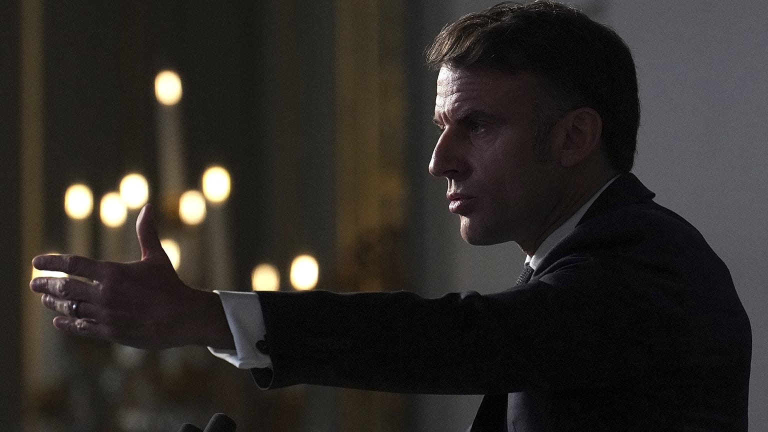 Le président français Emmanuel Macron prononce son discours devant les ambassadeurs français en poste dans le monde, le 6 janvier 2025 au palais de l'Élysée à Paris.