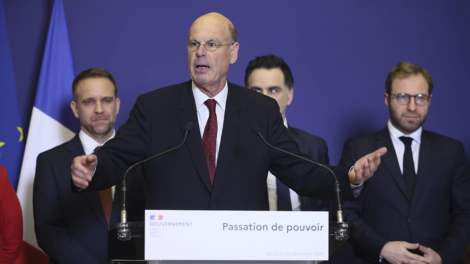O recém-nomeado ministro das Finanças francês, Eric Lombard, discursa após a cerimónia de transferência de poderes, em Paris. 23 de dezembro de 2024.