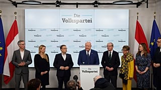 Christian Stocker, Mitte, Generalsekretär der Österreichischen Volkspartei und nach dem Rücktritt von Bundeskanzler Karl Nehammer. Wien, 5. Januar 2025