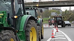 Französische Landwirte haben in der Nähe von Paris gegen das Mercosur-Handelsabkommen protestiert. 