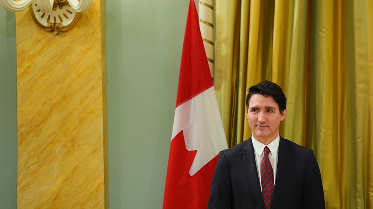 Justin Trudeau miniszterelnök nézi a kabinet eskütételét az ottawai Rideau Hallban 2024. december 20-án, pénteken.