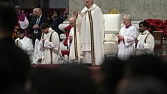 Papa Francesco prega mentre presiede la messa dell'Epifania nella Basilica di San Pietro, in Vaticano, lunedì 6 gennaio 2025