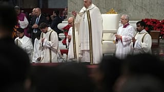 Papa Francesco prega mentre presiede la messa dell'Epifania nella Basilica di San Pietro, in Vaticano, lunedì 6 gennaio 2025