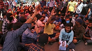 Nisan 2021'de bir protestoda, Hintli paramiliter asker Rakeshwar Singh Manhas'ın köyüne mensup insanlar, askerin güvenli bir şekilde geri dönmesi için slogan atıyor