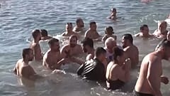 المؤمنون الأرثوذكس في اليونان يسبحون لاستعادة الصليب في عيد الغطاس