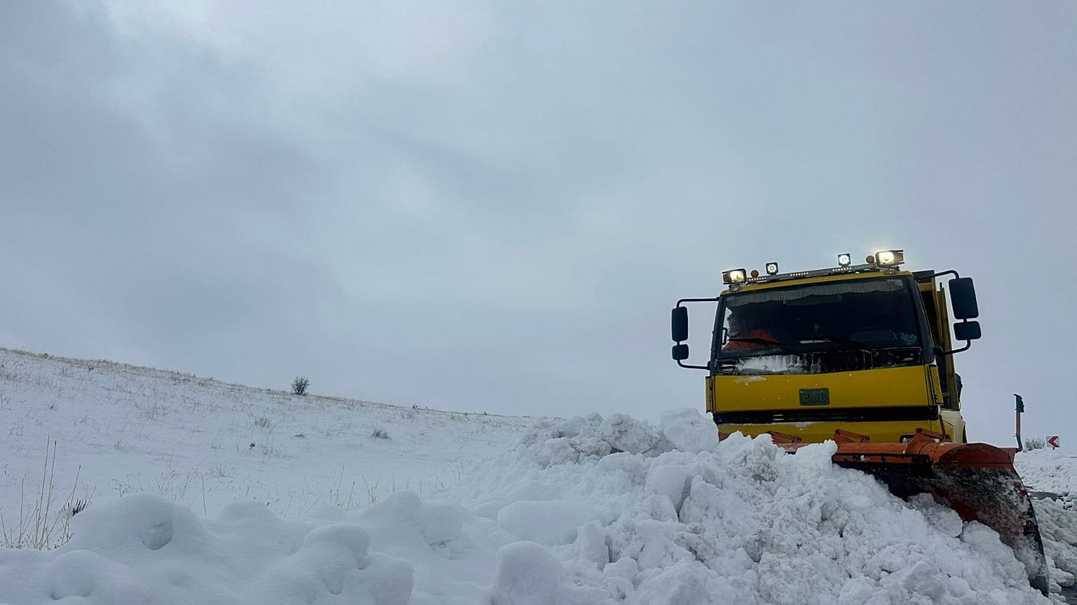 Kayseri Büyükşehir Belediyesi'ne bağlı Kırsal Hizmetler Daire Başkanlığı'na ait bir araç karla kapanan yolu açıyor, 27 Kasım 2024
