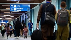 تُظهر هذه الصورة التي قدمتها السفارة الأمريكية في الفلبين وصول طالبي تأشيرة الهجرة الخاصة من الأفغان إلى الفلبين يوم الاثنين 6 يناير/كانون الثاني 2025. 