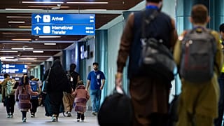 تُظهر هذه الصورة التي قدمتها السفارة الأمريكية في الفلبين وصول طالبي تأشيرة الهجرة الخاصة من الأفغان إلى الفلبين يوم الاثنين 6 يناير/كانون الثاني 2025. 