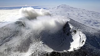 Antarktika'daki buz erimesinin görseldeki Erebus Dağı gibi volkanları etkileyen daha fazla alt buzul patlamasına yol açabileceğini gösterdi