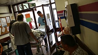 Un paziente viene trasportato su una barella dagli assistenti dell'ospedale Sao Jose durante uno sciopero di 48 ore degli infermieri, Lisbona, 4 giugno 2015