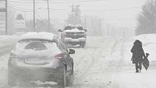 Cae una fuerte nevada mientras una persona camina por la ruta 42 en Florence, Kentucky, el lunes 6 de enero de 2025.