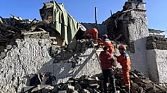 Kurtarma görevlileri, 7 Ocak 2025 Salı günü Tibet'in Dingri ilçesine bağlı Changsuo kasabasında meydana gelen depremin ardından hayatta kalanları arıyor.