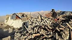 Спасатели ищут выживших после землетрясения в округе Дингри Тибетского автономного района КНР.