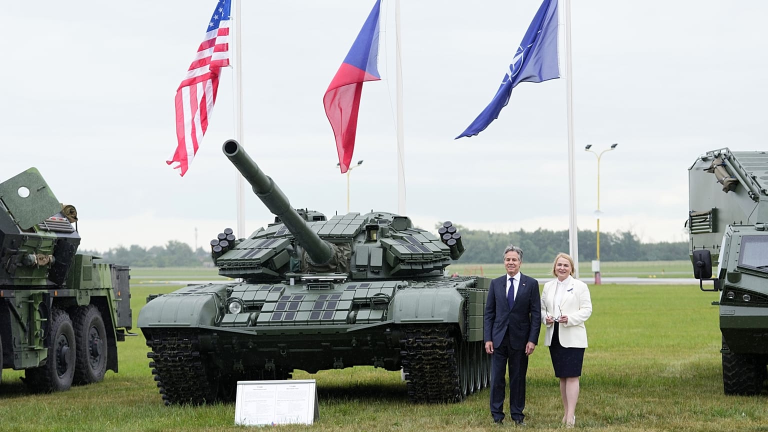 Jana Cernochova cseh védelmi miniszter Antony Blinken amerikai külügyminiszterrel májusban, Prágában