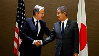 Antony Blinken amerikai külügyminiszter (balra) kezet fog Takeshi Iwaya japán külügyminiszterrel, miközben munkaebédet tart vele egy tokiói szállodában.