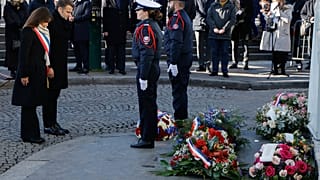 Macron e Hidalgo lembram as vítimas dos ataques em Paris há dez anos.