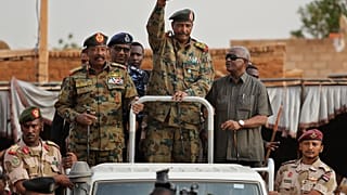  الفريق أول عبد الفتاح برهان، رئيس المجلس العسكري السوداني، يلوح لأنصاره  في منطقة أم درمان غرب الخرطوم، السودان، في 29 يونيو 2019.