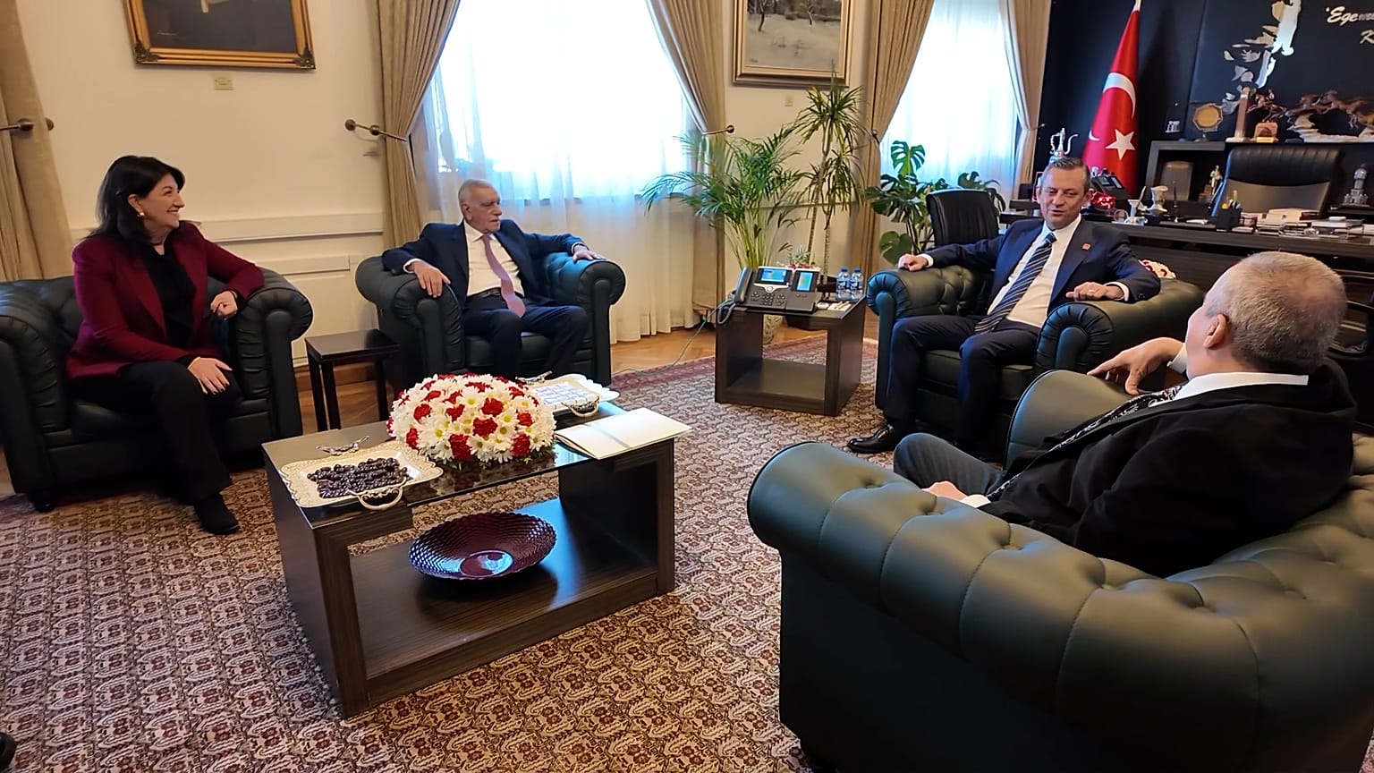DEM Parti heyeti ile CHP heyeti Meclis'te bir araya geldi