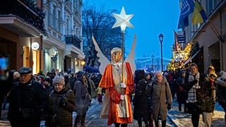 Ludzie maszerują ulicami Wilna na Litwie podczas pochodu Trzech Króli z okazji Objawienia Pańskiego, poniedziałek, 6 stycznia 2025 r.