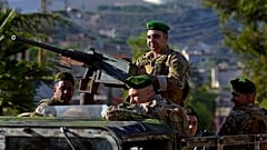DATEI - Soldaten der libanesischen Armee sitzen auf ihrem gepanzerten Fahrzeug und patrouillieren auf der libanesischen Seite der libanesisch-israelischen Grenze in dem südlichen Dorf Kfar Kila, Libanon,