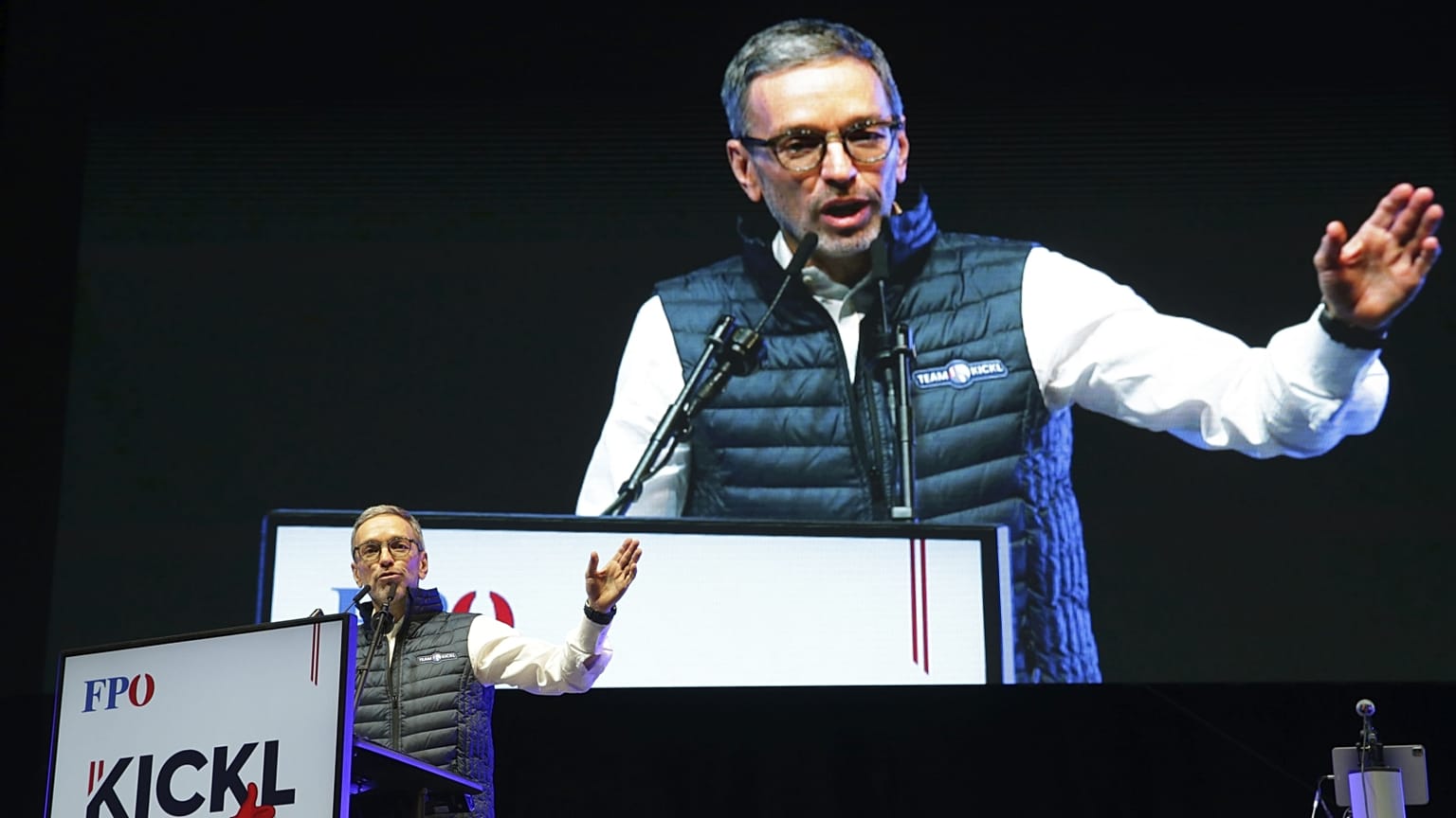 Herbert Kickl FPÖ-vezér a tavaly szeptemberi bécsi kampányzáró nagygyűlésen