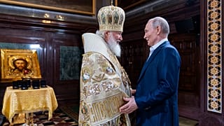 Пресс-служба Русской Православной церкви: патриарх Кирилл и президент РФ Владимир Путин беседуют после Рождественской службы в Храме Христа Спасителя в Москве, 7 января 2025 г