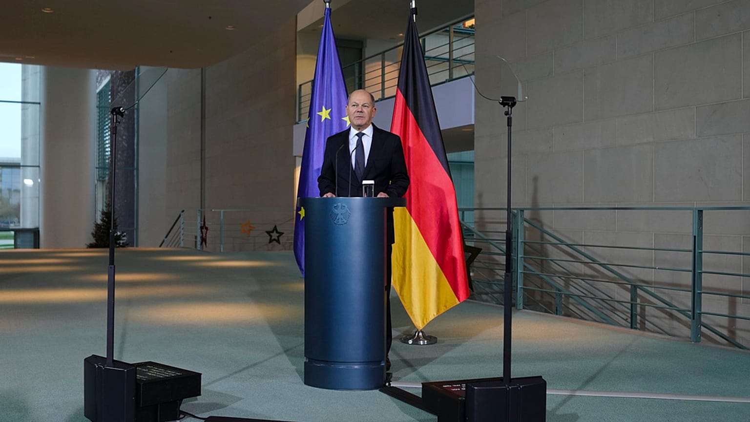 Il cancelliere tedesco Olaf Scholz annuncia il voto di fiducia che darà il via alle nuove elezioni in Germania