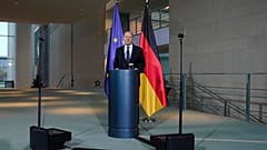 Il cancelliere tedesco Olaf Scholz annuncia il voto di fiducia che darà il via alle nuove elezioni in Germania