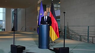 Il cancelliere tedesco Olaf Scholz annuncia il voto di fiducia che darà il via alle nuove elezioni in Germania