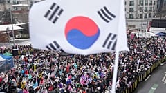 أنصار الرئيس الكوري الجنوبي المعزول يون سوك يول ينظمون مظاهرة لمعارضة عزله بالقرب من المقر الرئاسي في سيول 5 كانون الثاني يناير 2025