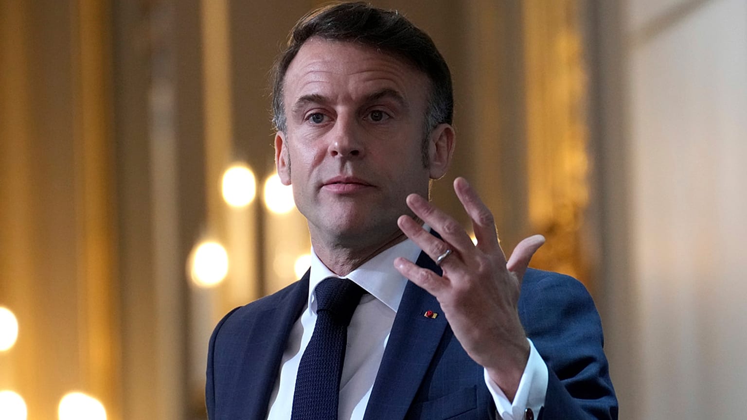 Frankreichs Präsident Emmanuel Macron hat mit Äußerungen über mangelnde Dankbarkeit afrikanischer Staaten für den Militäreinsatz in der Sahelzone heftige Kritik ausgelöst. 