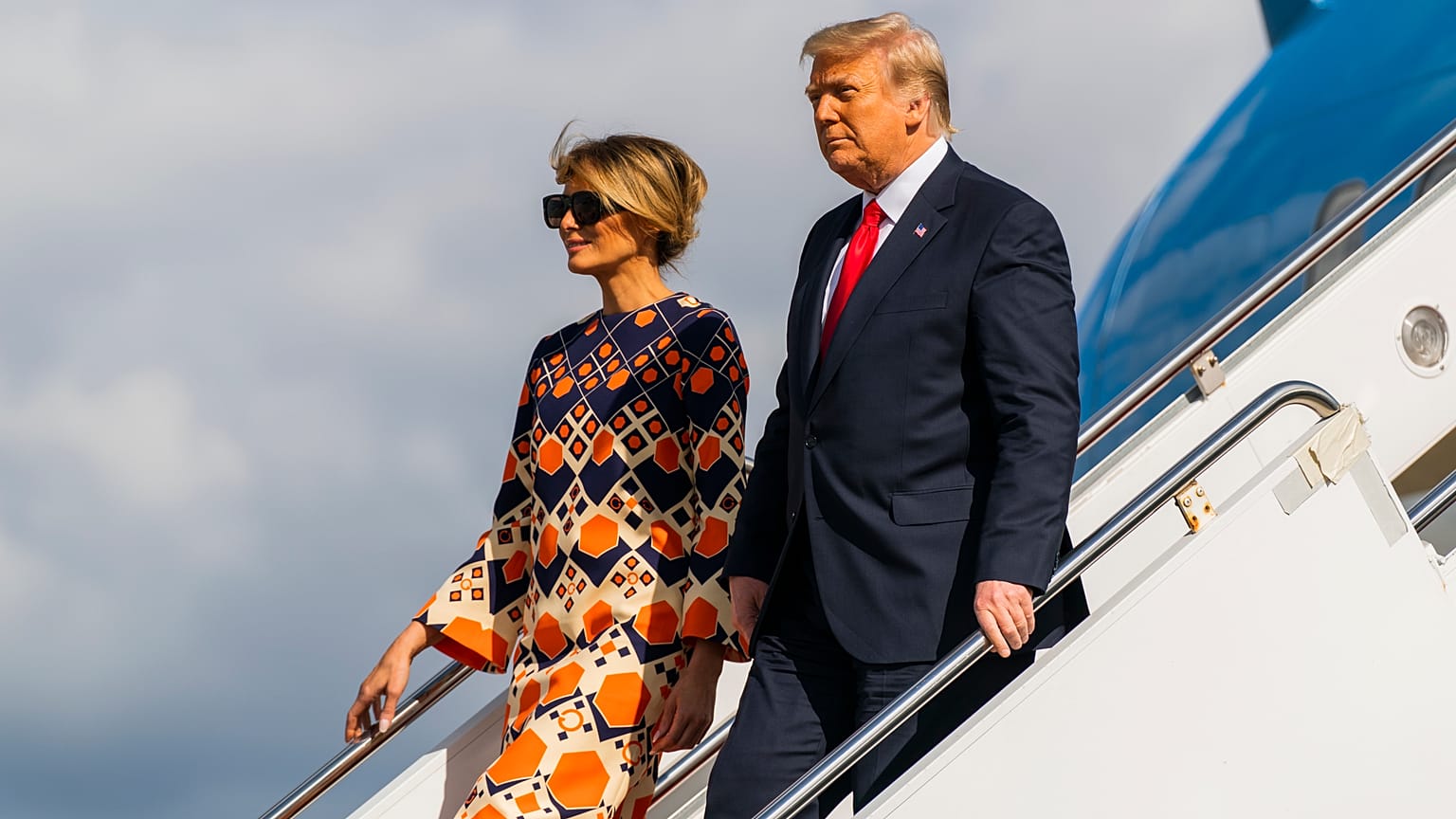 Donald Trump, a la derecha, y Melania Trump desembarcan de un vuelo en el Air Force One.
