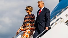 Eski Başkan Donald Trump, sağda, ve Melania Trump Air Force On'daki son uçuşlarından iniyorlar