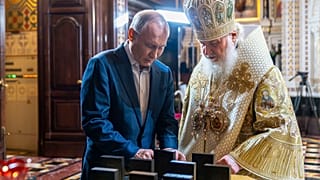 Le président russe Vladimir Poutine et le patriarche orthodoxe russe Kirill s'expriment après le service de Noël dans la cathédrale du Christ-Sauveur à Moscou.