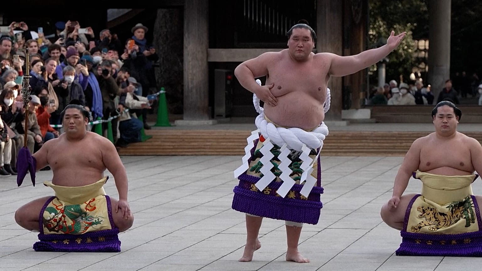 Sumo-Großmeister Terunofuji begrüßt neues Jahr mit Ringritual