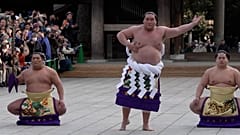Sumo-Großmeister Terunofuji begrüßt neues Jahr mit Ringritual