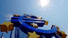 El símbolo del euro frente a la sede del Banco Central Europeo en Fráncfort del Meno, Alemania, en una imagen de archivo.