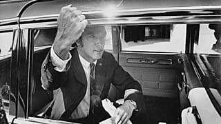 Kanada'nın 15. Başbakanı Pierre Yves Trudeau, Ottawa'daki parlamento binası önünde aracında, 13 Ekim 1970