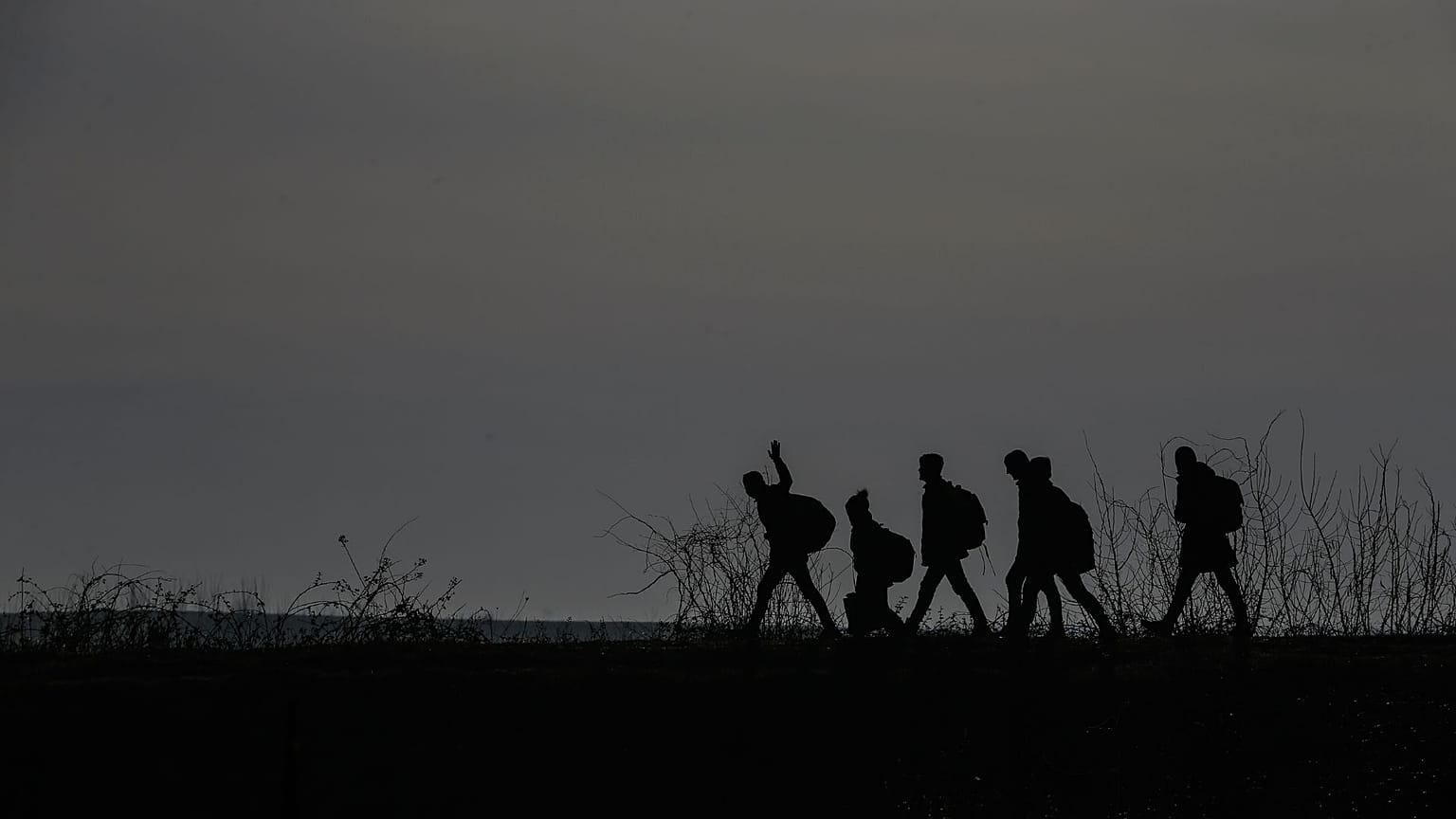 DOSYA - Edirne'deki Pazarkule sınır kapısı yakınlarında Meriç nehrini geçerek Türkiye'den Yunanistan'a girmek isteyen göçmenler, 1 Mart 2020.