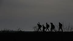 DOSYA - Edirne'deki Pazarkule sınır kapısı yakınlarında Meriç nehrini geçerek Türkiye'den Yunanistan'a girmek isteyen göçmenler, 1 Mart 2020.