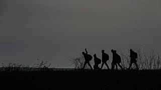 DOSYA - Edirne'deki Pazarkule sınır kapısı yakınlarında Meriç nehrini geçerek Türkiye'den Yunanistan'a girmek isteyen göçmenler, 1 Mart 2020.