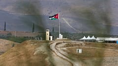 جنود يقفون للحراسة في برج مراقبة يرفعون الأعلام الأردنية، في منطقة الباقورة بالقرب من الحدود الإسرائيلية الأردنية، الأربعاء، 13 نوفمبر، 2019. 