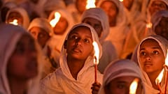 إثيوبيون يصلون خلال قداس لعيد الميلاد في كاتدرائية بولي مدهين عالم في أديس أبابا 6 كانون الثاني يناير 2025
