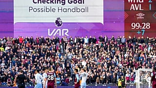 West Ham United ile Aston Villa arasında oynanan bir karşılaşmada futbolcular VAR kararını bekliyor, 17 Mart 2024