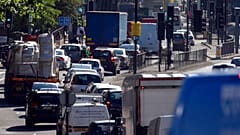 Autofahrer fahren zur morgendlichen Rushhour in die Londoner Innenstadt.