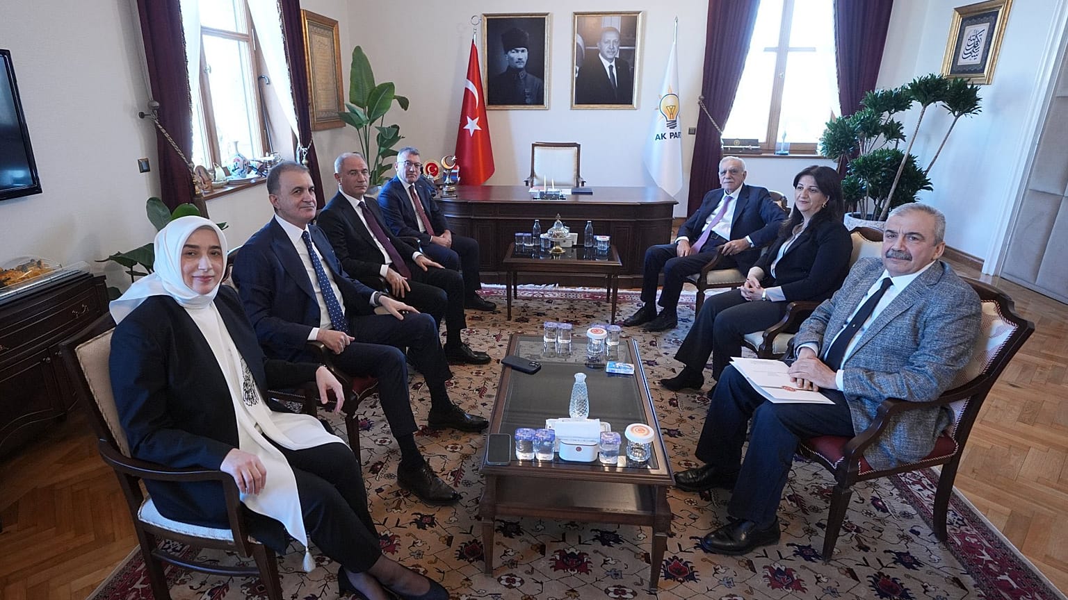 AK Parti (solda) ve DEM Parti (sağda) heyetlerinin Türkiye Büyük Millet Meclisi'ndeki (TBMM) görüşmesi, 6 Ocak 2025