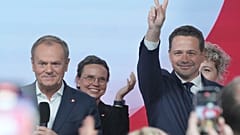 Der polnische Premierminister Donald Tusk, links, steht auf der Bühne mit dem Warschauer Bürgermeister Rafal Trzaskowski, rechts, bei der Ankündigung der Präsidentschaftswahlen in Warschau, Polen, am 23. November 2024.