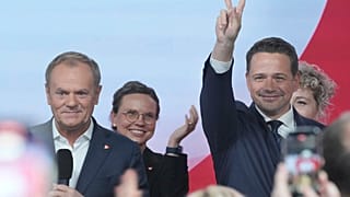 O primeiro-ministro polaco, Donald Tusk, à esquerda, em palco com o presidente da câmara de Varsóvia, Rafal Trzaskowski, à direita, para o anúncio das eleições presidenciais em Varsóvia, Polónia, 23 de novembro de 2024.