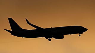 طائرة بوينغ 737 تابعة لشركة سمارت وينغز للطيران تقترب من الهبوط في لشبونة عند غروب الشمس، السبت 20 يوليو 2024.